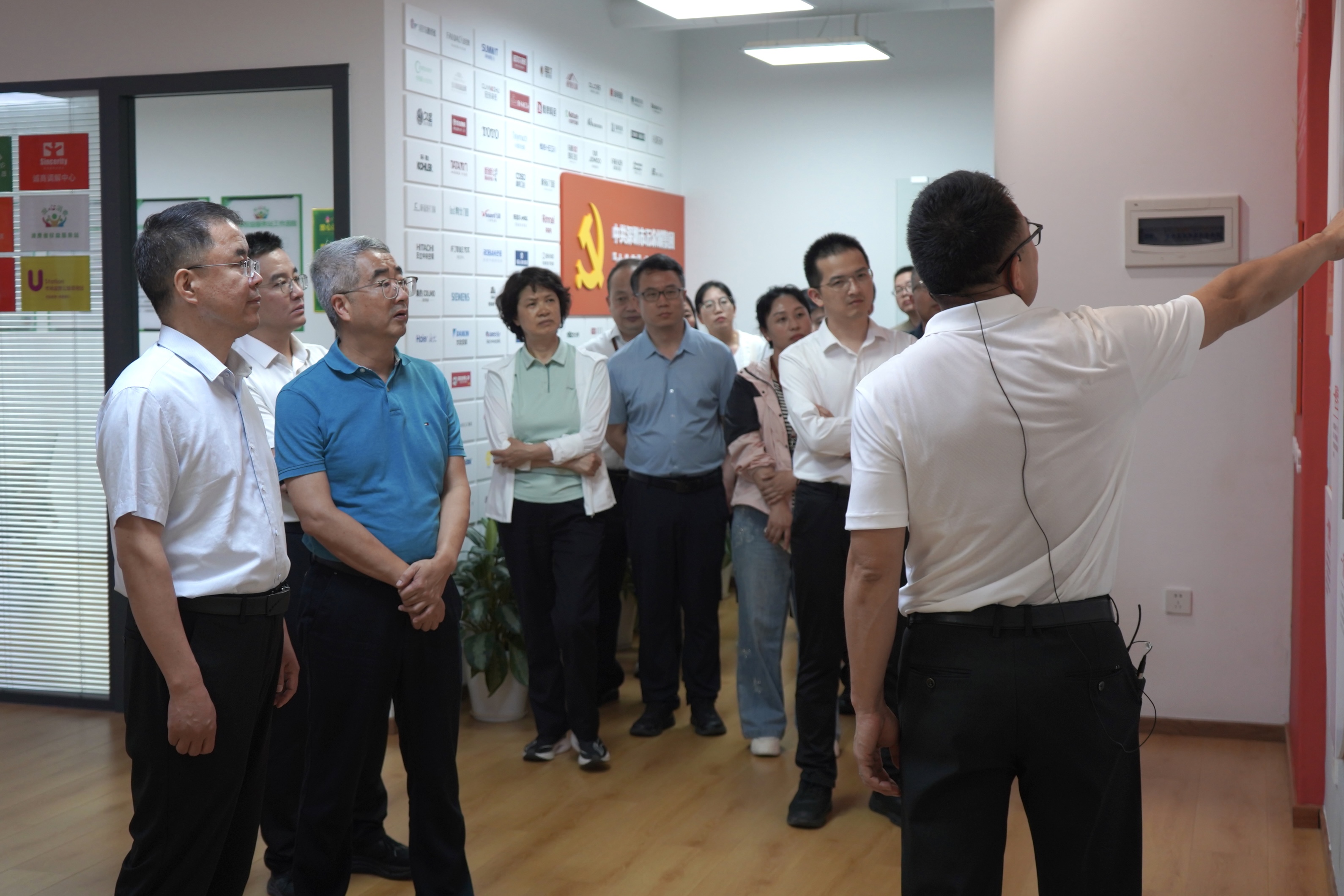 深耕诚信经营 输出深圳样本！国家市监总局网监司及多省市监局代表莅临万众城 共话商品交易市场高质量发展